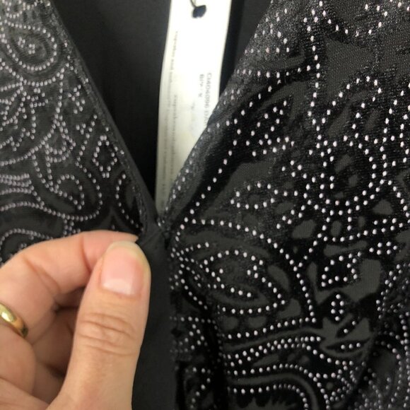 Cupcakes & CASHMERE NWT Black White Floral Velvet Open Shoulder Wrap Top Sz‎ S - Picture 3 of 7